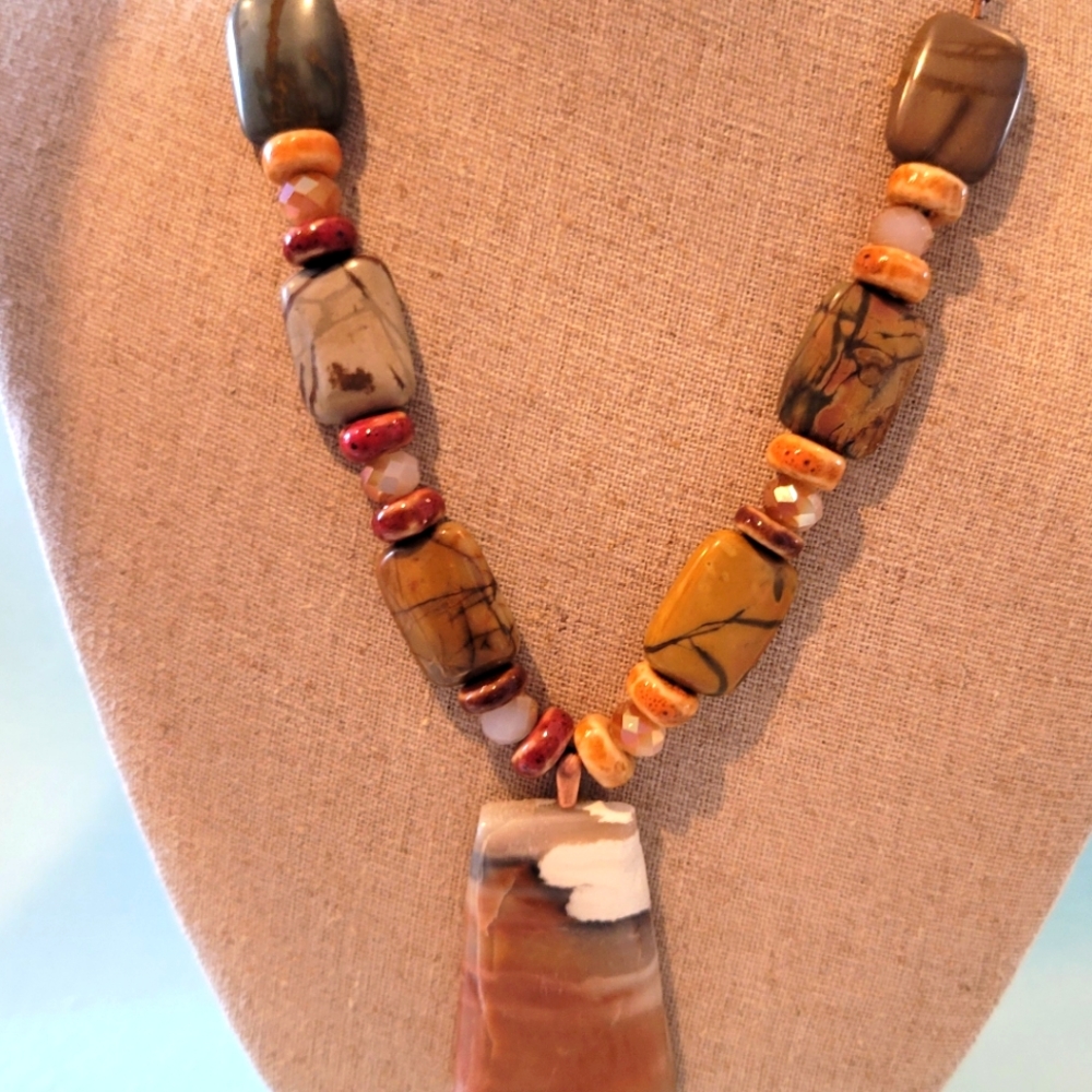 BEAUTIFUL VINTAGE NATURAL STONE NECKLACE WITH PENDANT